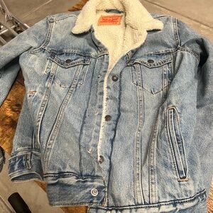 Levis sherpa trucker jacket size M men great conditionion